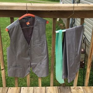 Men’s Perry Ellis Pants & Vest w/ Mint Tie